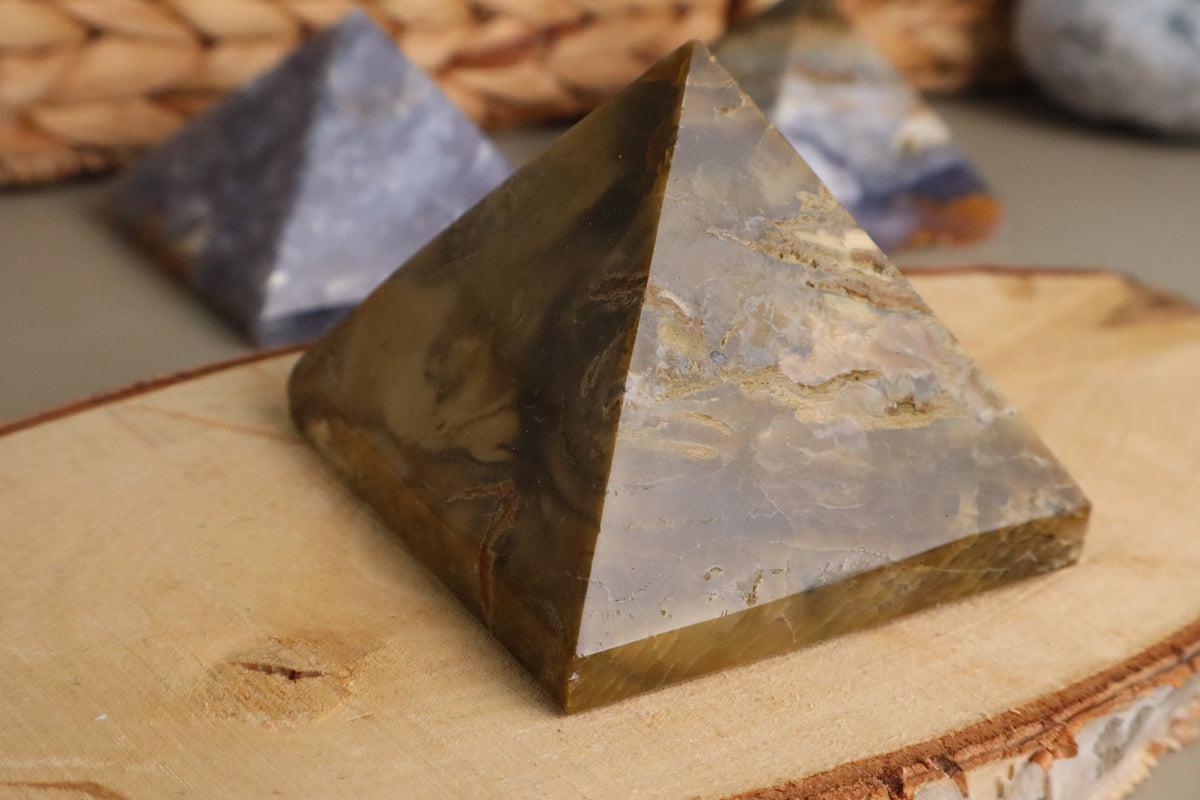 Groene serpentijn piramide van 7 x 7 cm en 217 gram