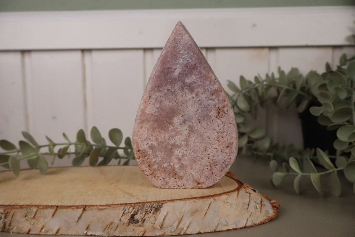Gepolijste roze amethist vlam van 326 gram