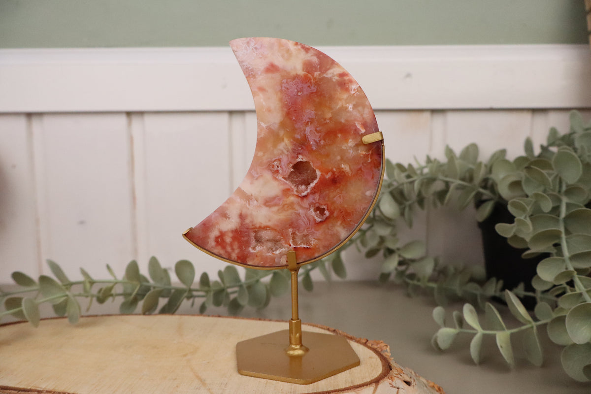 Carneool druzy maan met diepe kristalholtes op standaard, 264 gram