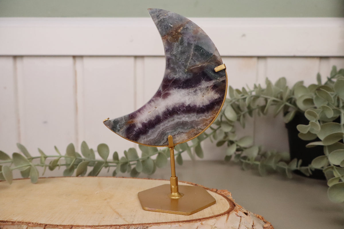 Amethist maan met paarse banden op standaard, 188 gram