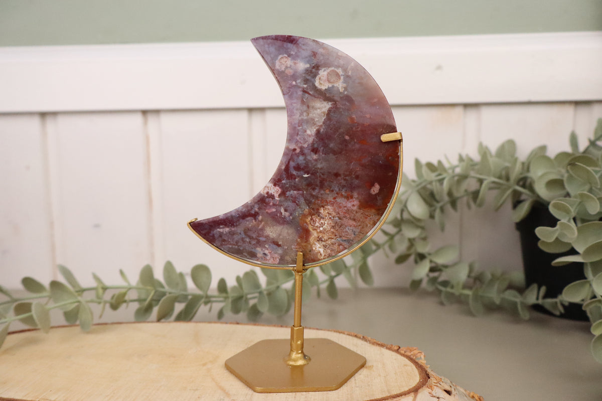 Paars-rode chalcedoon maan 4 van 15,5 cm en 175 gram op goudkleurige standaard