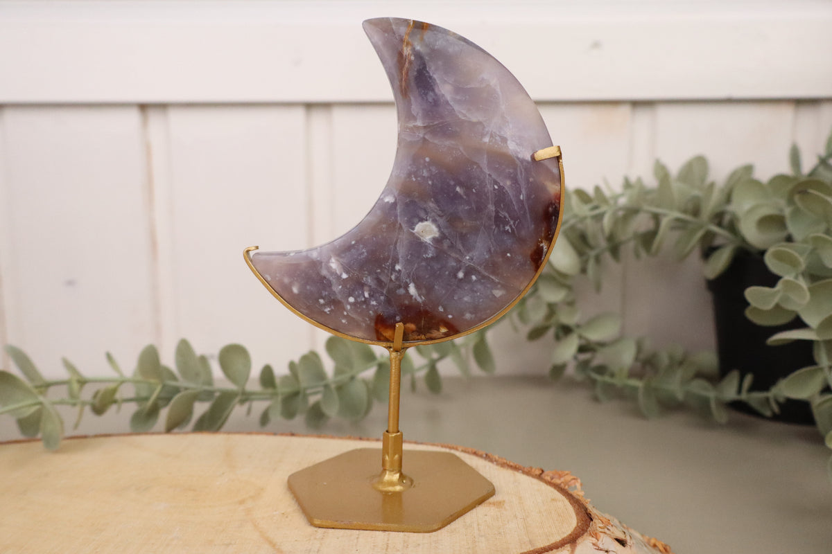Paarse chalcedoon maan 2 van 14,5 cm op goudkleurige standaard, met wit stipje en warmbruine rand