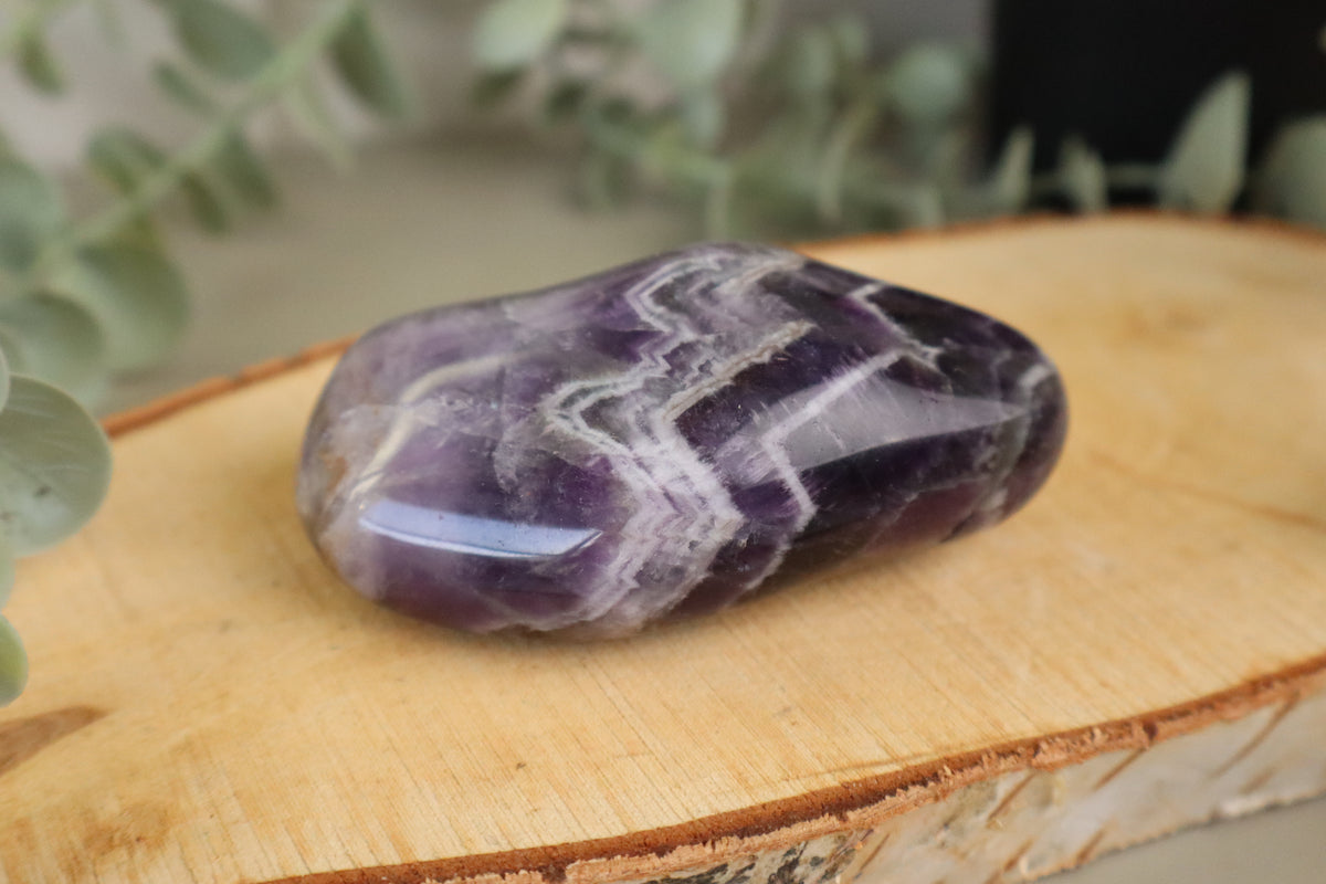 Chevron amethist palmsteen 162 gram, vierde aanzicht