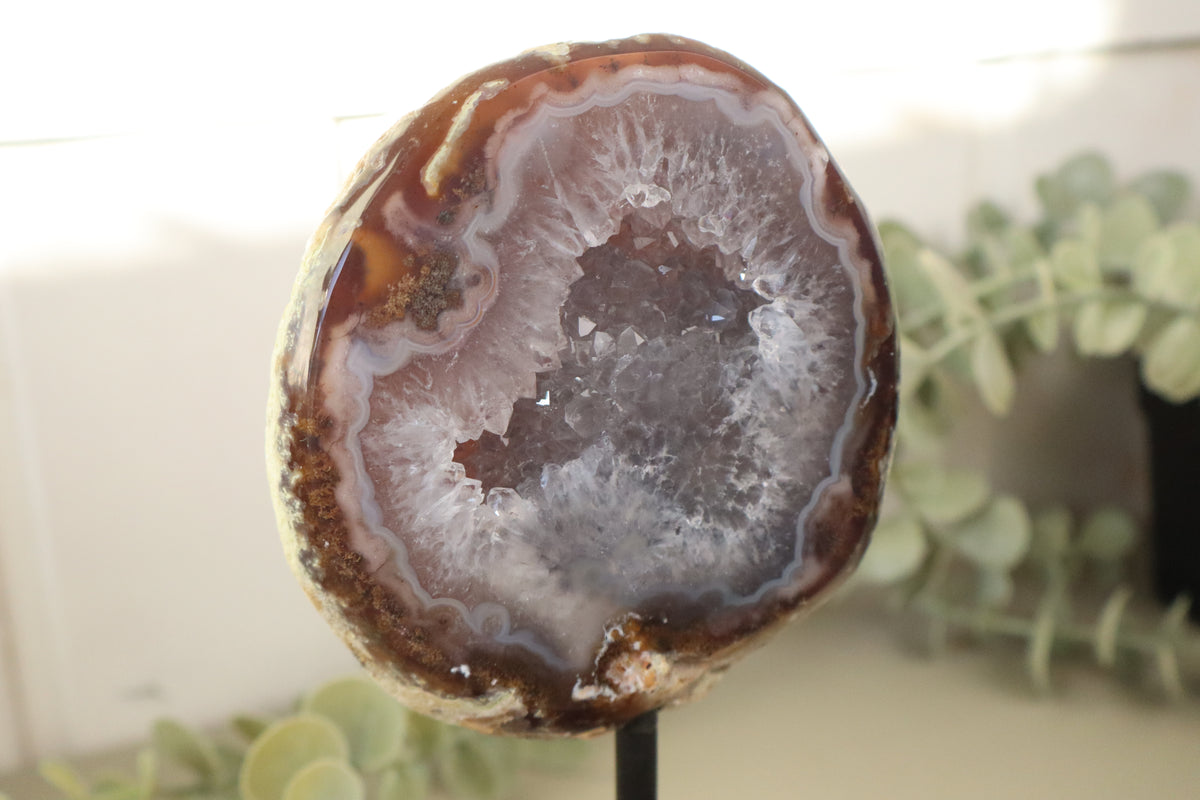 Agaat met kristallisatie op standaard (635 gr), tweede aanzicht