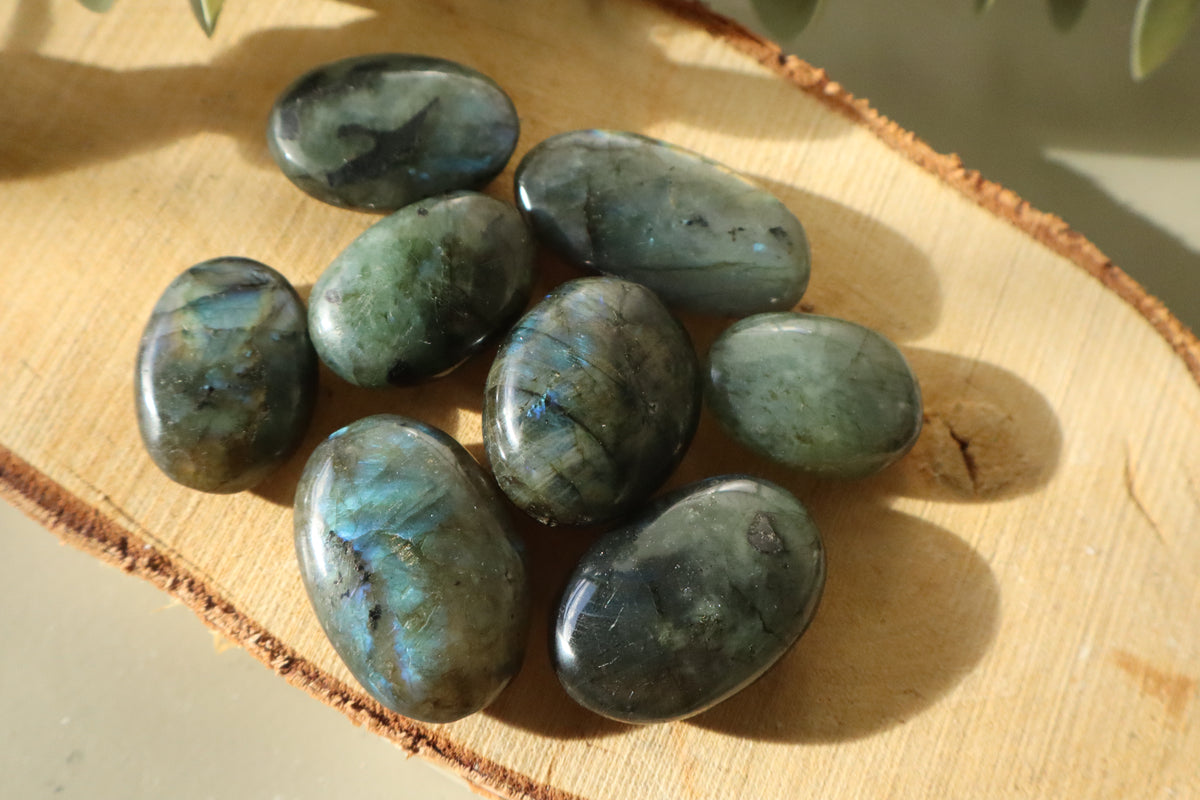 Labradoriet trommelsteen, tweede aanzicht
