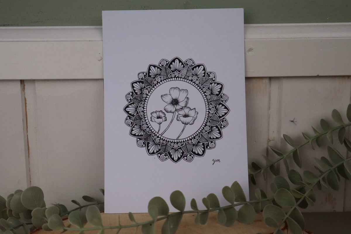 A5 mandala kunstprint Bloei van Yoshi, drie klaprozen in een zwart-witte bloemenmandala