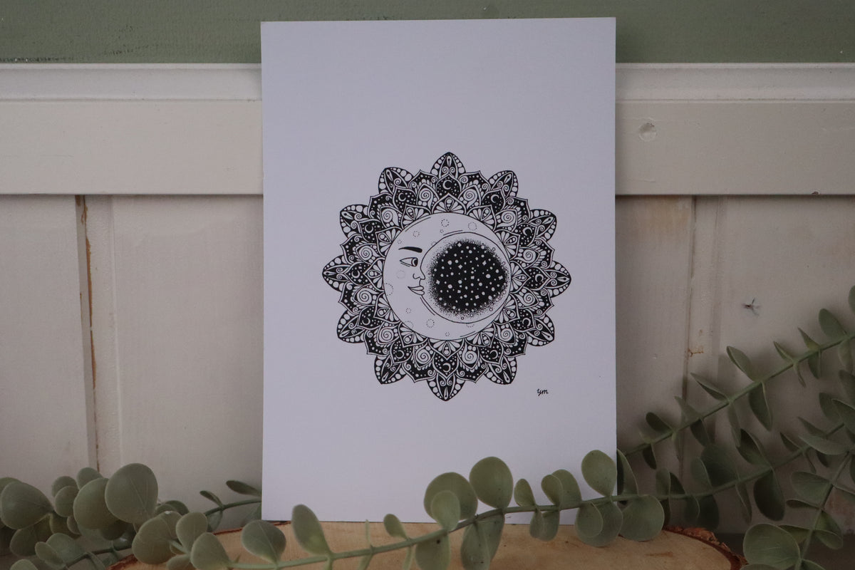 A5 mandala kunstprint Maanfluisteraar van Yoshi, maan met gezicht en een sterrenhemel in een mandala