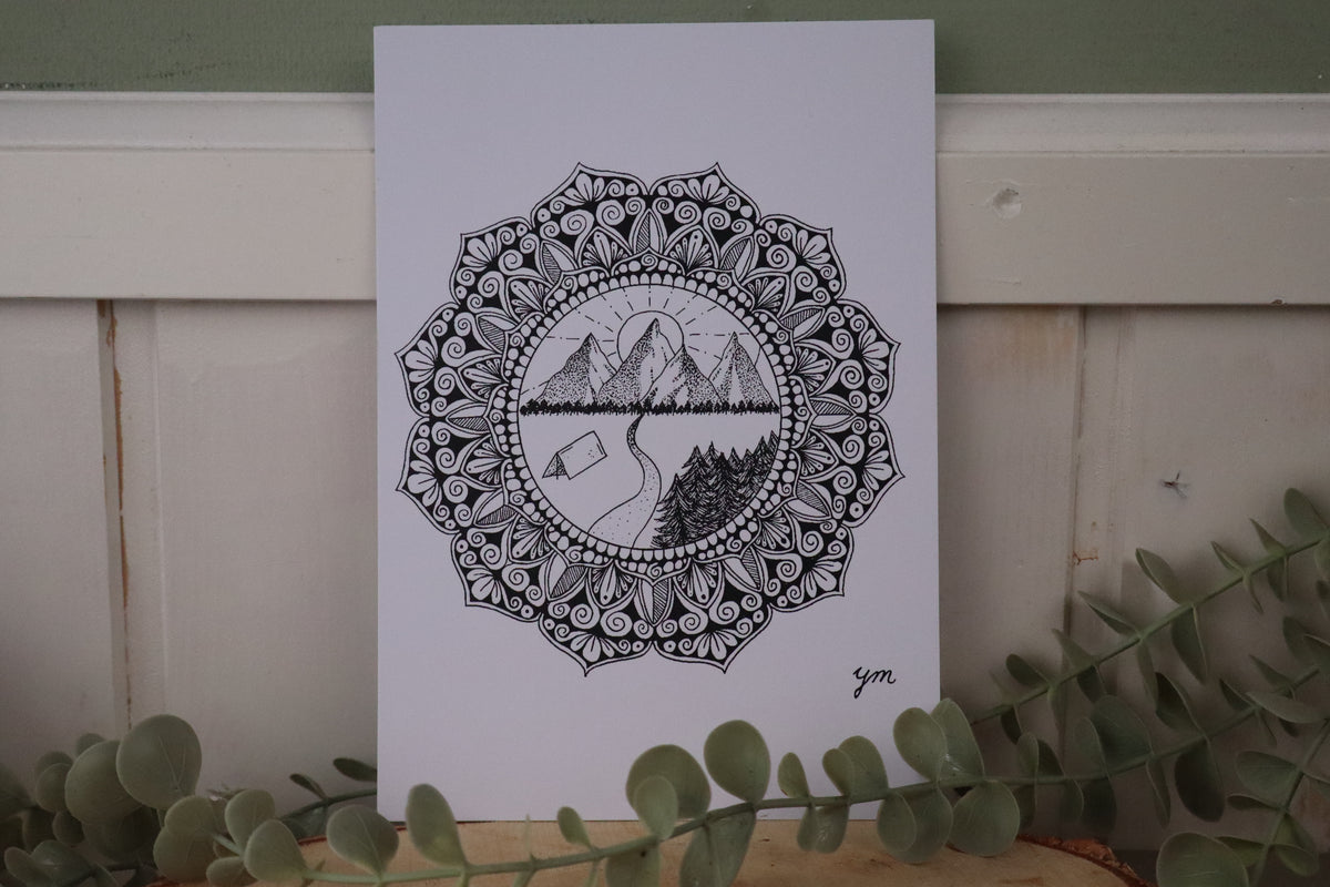 A5 mandala kunstprint Vrije Ziel van Yoshi, bergen, zon, tentje en bospad in een mandala
