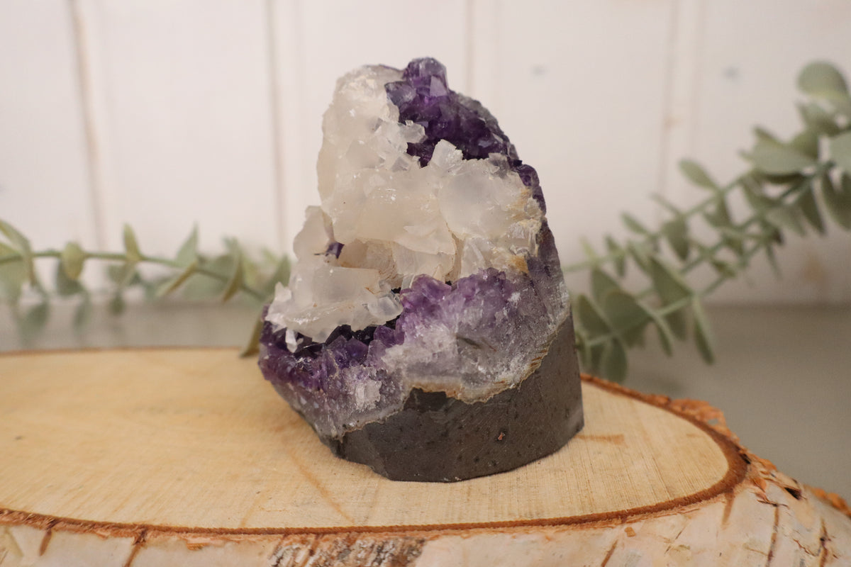 Amethist cluster met calciet 416 gram, tweede aanzicht