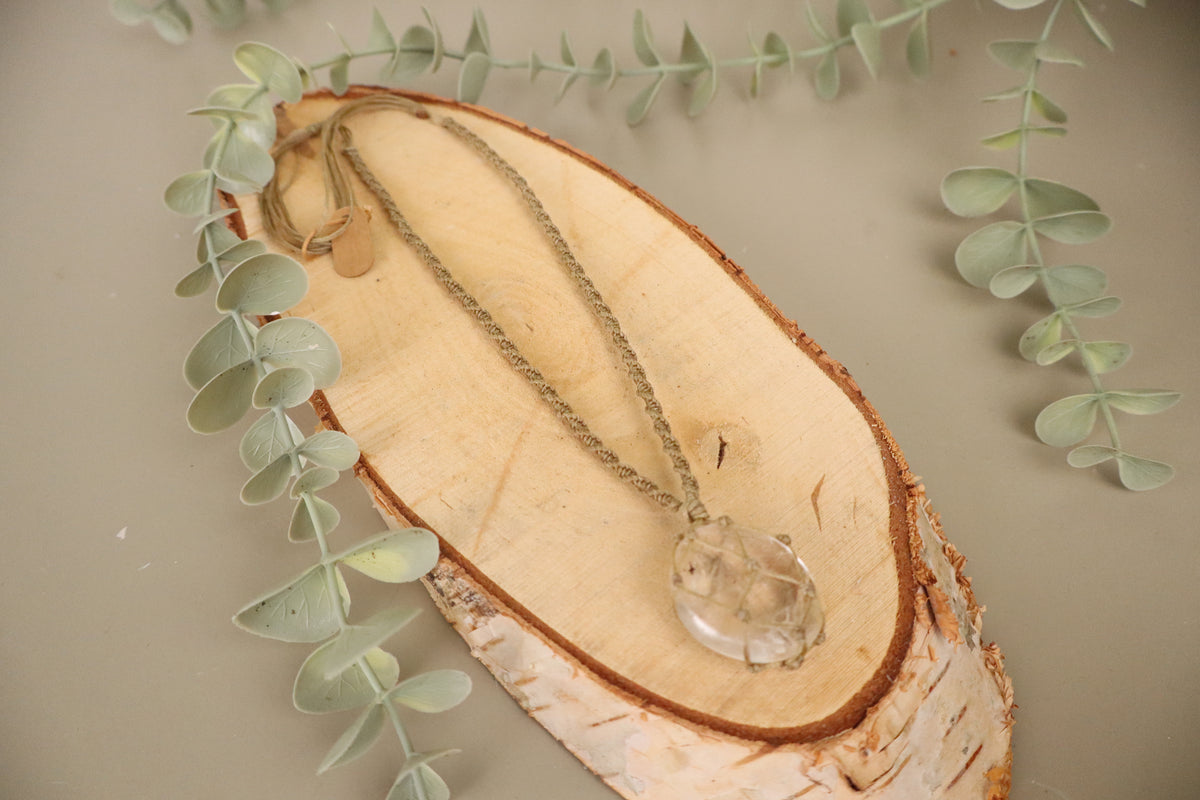 Macramé ketting bergkristal met ster, tweede aanzicht