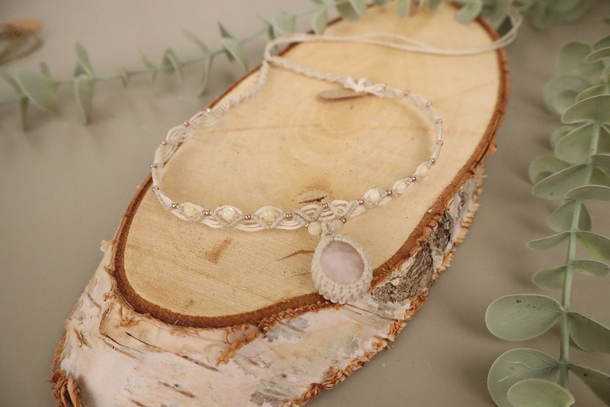 Handgemaakte macramé choker met rozenkwarts hanger en zoetwaterparel op wit koord