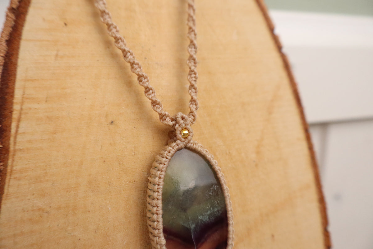 Macramé ketting fluoriet, derde aanzicht