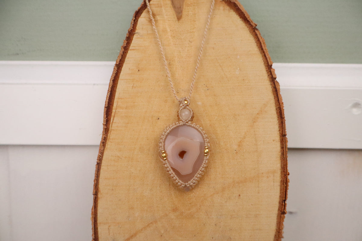Macramé ketting carneool, tweede aanzicht