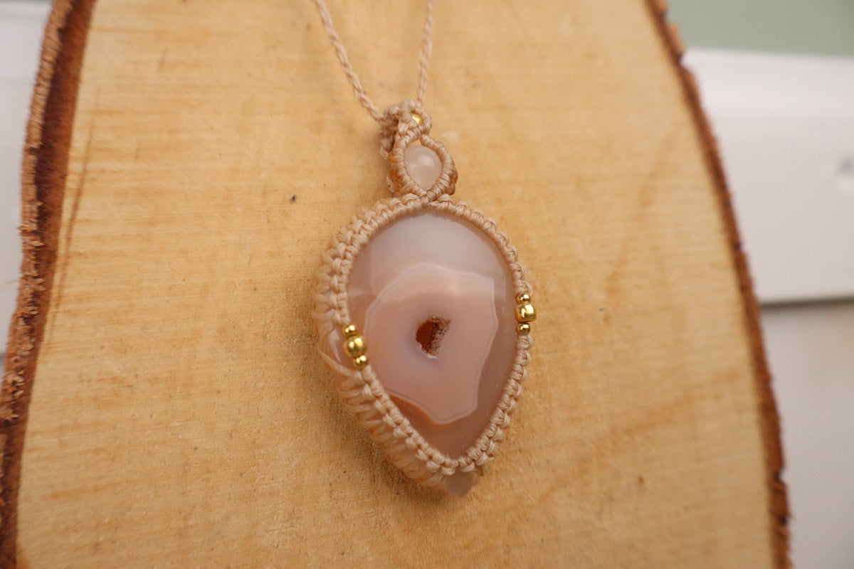 Handgemaakte macramé ketting met carneool met kristallisatie en rozenkwarts op zandkleurig koord
