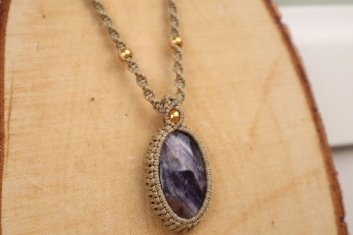 Macramé ketting chevron amethist, tweede aanzicht