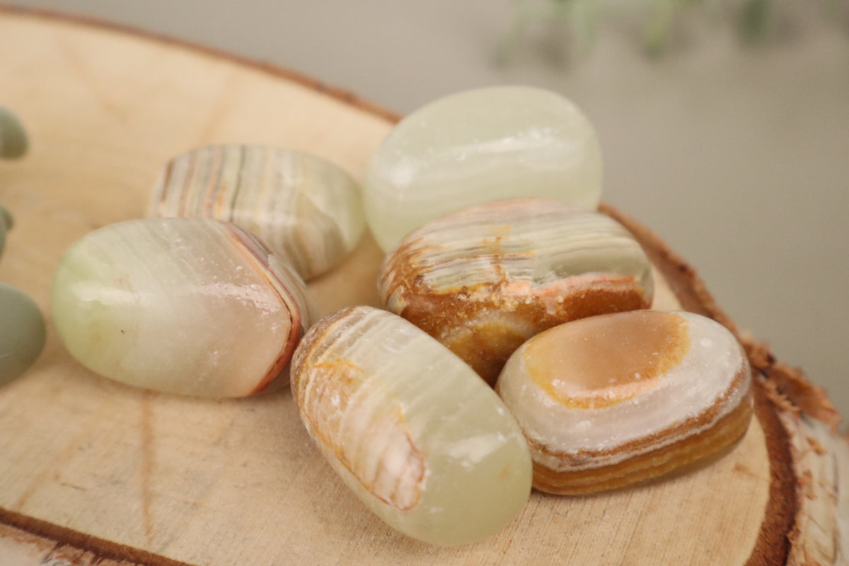 Banded calciet trommelsteen, derde aanzicht