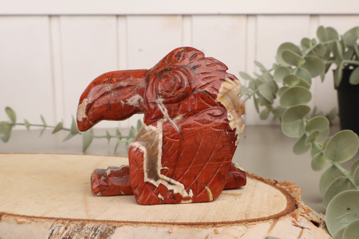 Toekan sculptuur van rode jaspis, 175 gram