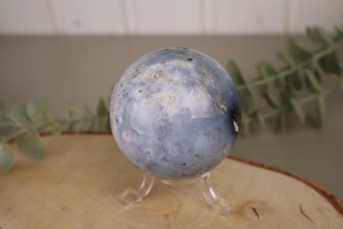 Blauwe chalcedoon bol deels opengewerkt (7 cm), vierde aanzicht