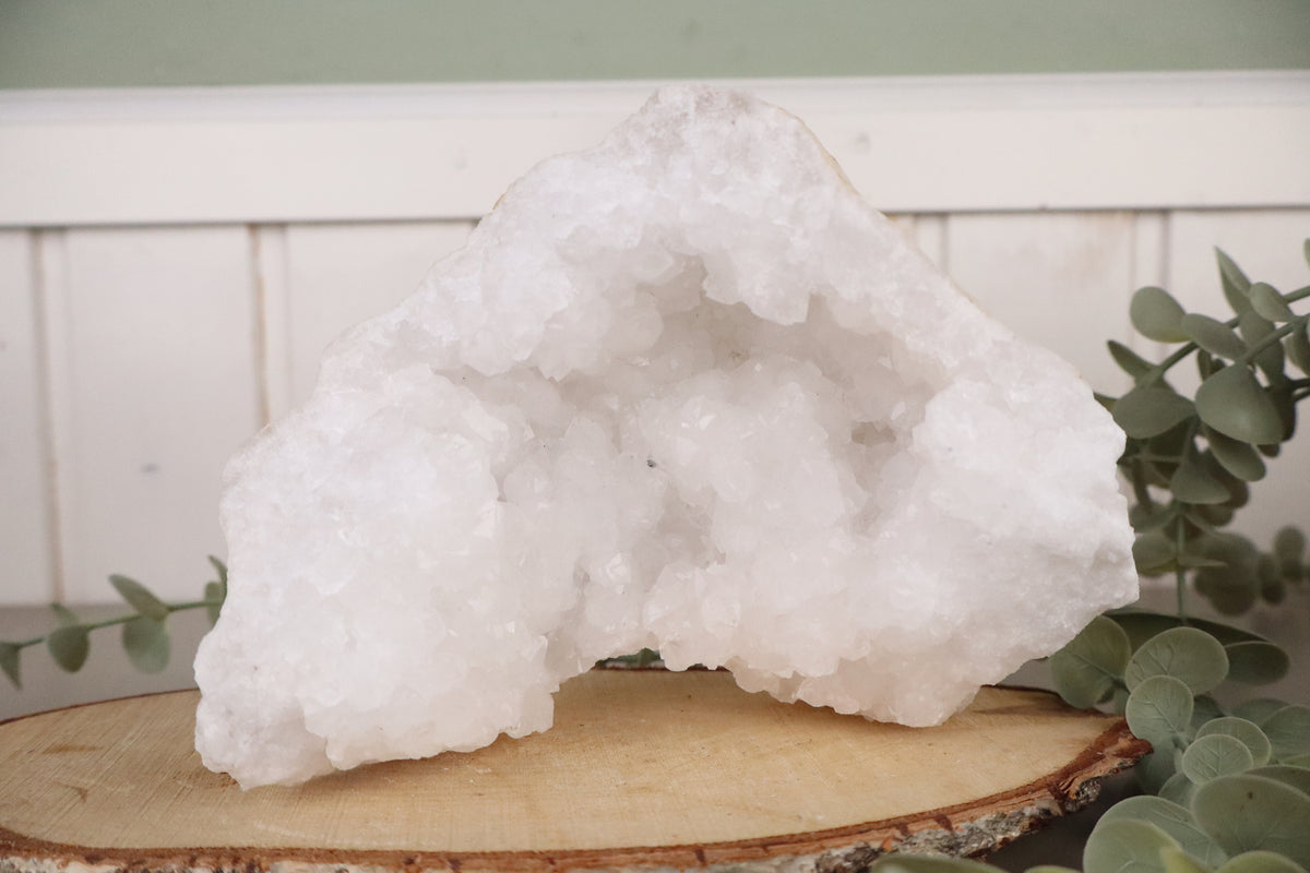 Open bergkristal geode van 17 x 12,5 cm en 1135 gram