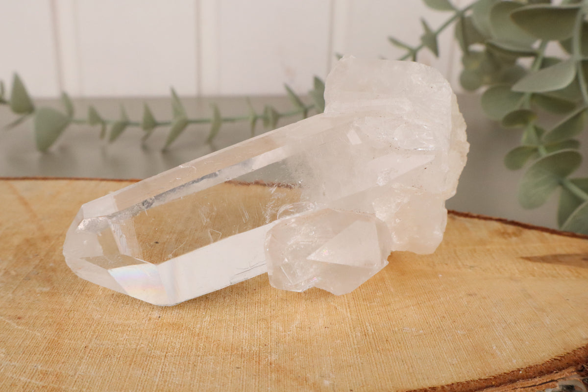 Bergkristal met twee kruisende dubbeleinders, 130 gram