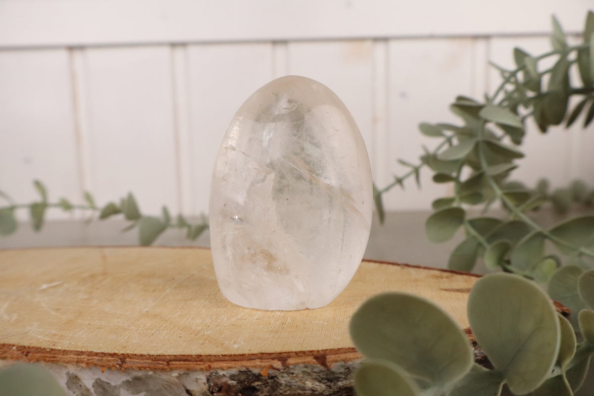 Kleine bergkristal staander van 7 cm en 136 gram