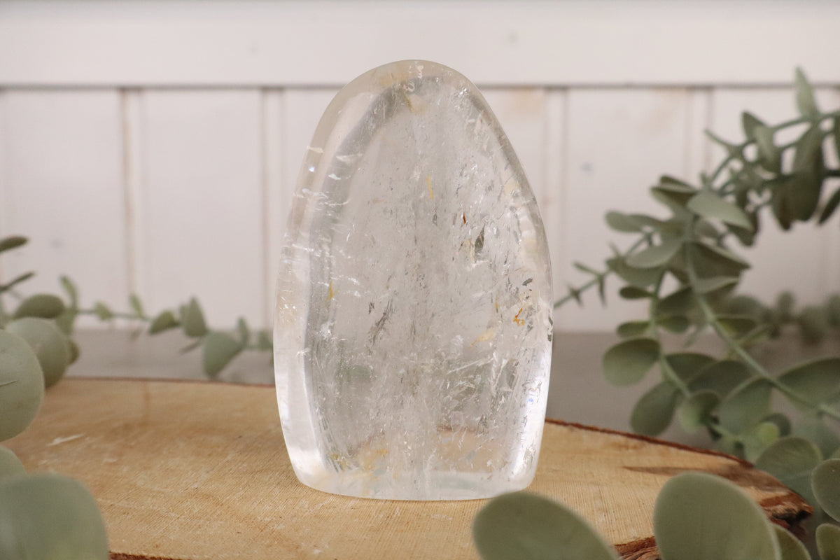 Slanke heldere bergkristal staander van 8,5 cm en 218 gram