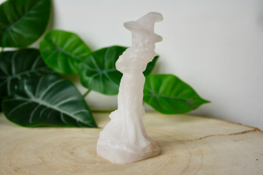 Heks sculptuur bergkristal, tweede aanzicht