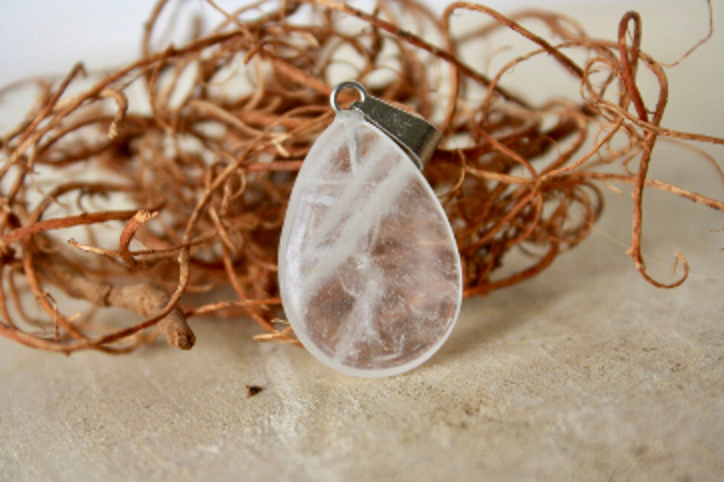 Druppelvormige hangers van bergkristal en obsidiaan