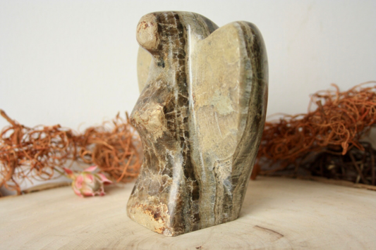Aragoniet engel sculptuur, tweede aanzicht