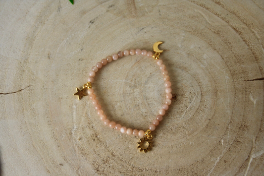 Zonnesteen armband met zon, maan en ster, tweede aanzicht