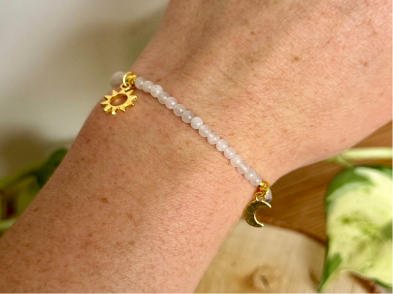Armband maansteen met zon, maan & ster – 6mm kralen