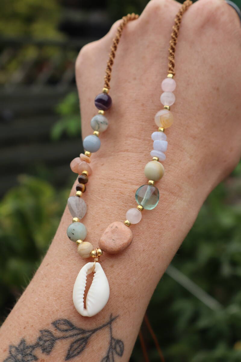 Handgemaakte Macramé Ketting met Edelstenen & Kauri Schelp