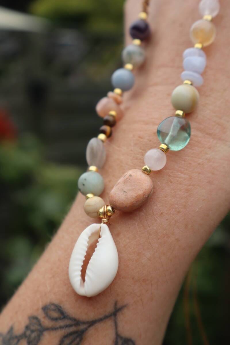 Handgemaakte Macramé Ketting met Edelstenen & Kauri Schelp