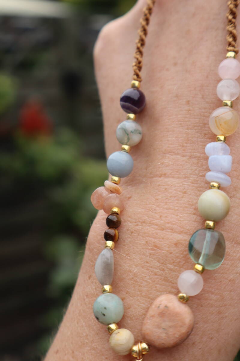 Handgemaakte Macramé Ketting met Edelstenen & Kauri Schelp