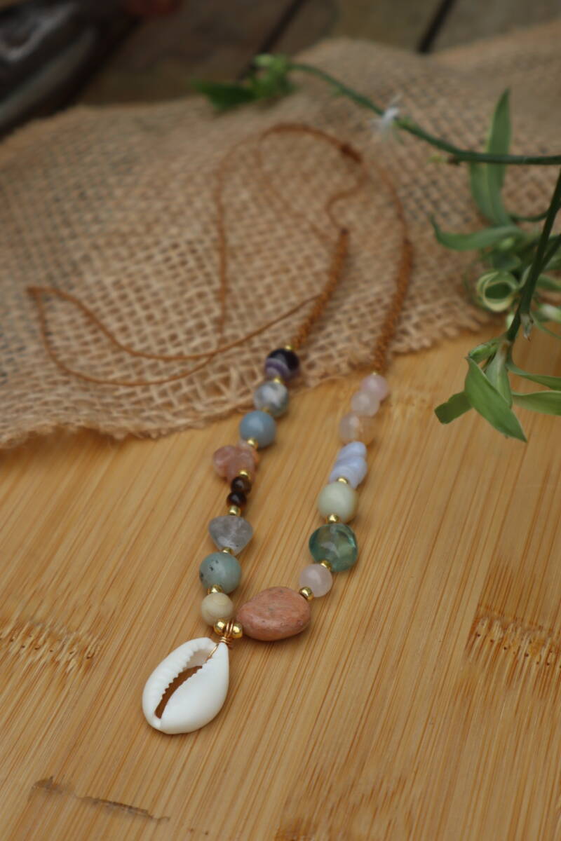 Handgemaakte Macramé Ketting met Edelstenen & Kauri Schelp