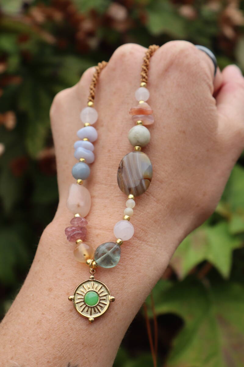 Handgemaakte Macramé Ketting met Edelstenen & Zonhanger