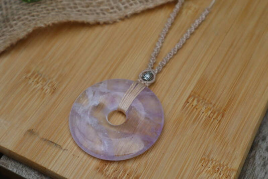 Detail van de paarse amethist donut in macramé ketting