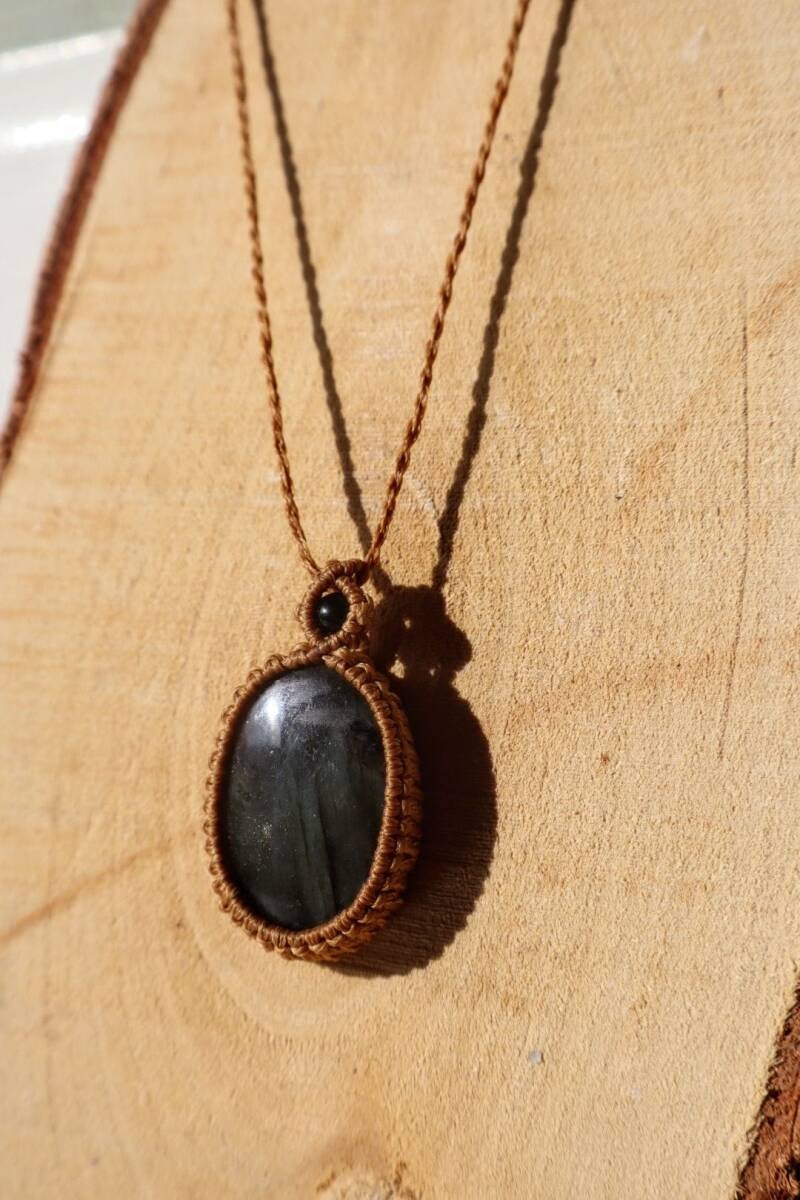 Handgemaakte macramé ketting met Labradoriet & Zwarte Toermalijn