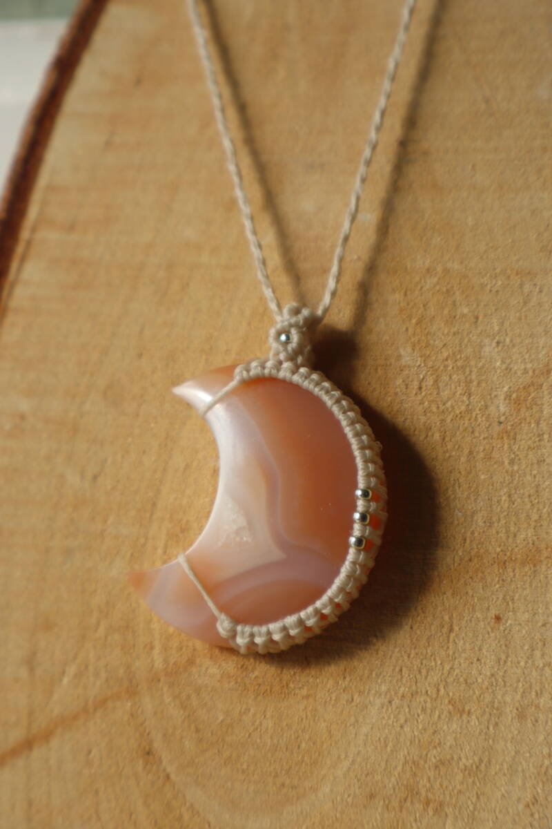 Handgemaakte macramé ketting met Carneool Maan