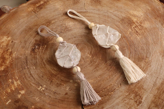 Macramé raamhanger bergkristal in wit en taupe koord