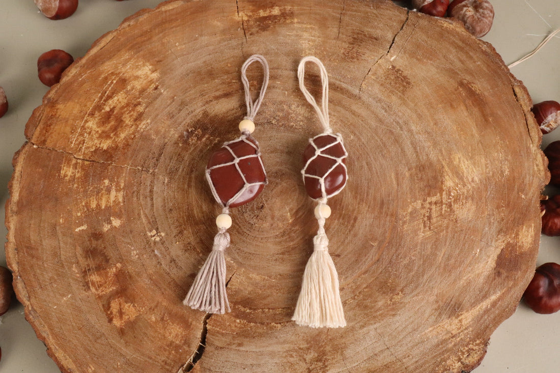 Handgemaakte macramé raamhanger met rode jaspis, sinterklaascadeau onder 15 euro