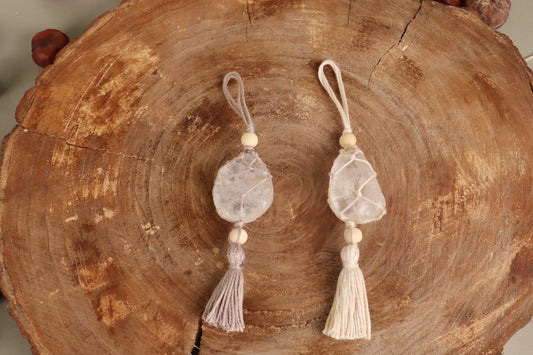 Handgemaakte macramé raamhanger met bergkristal, een uniek spiritueel cadeau