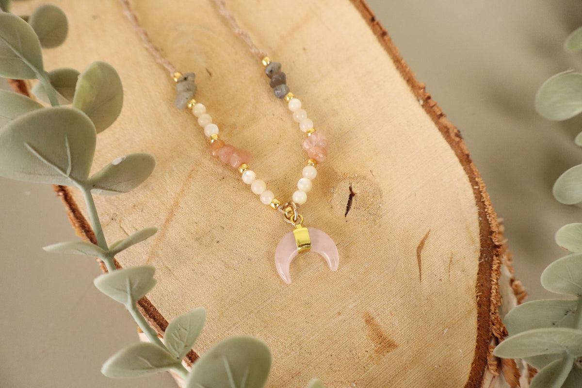 Handgemaakte macramé ketting met rozenkwarts maan, labradoriet en maansteen
