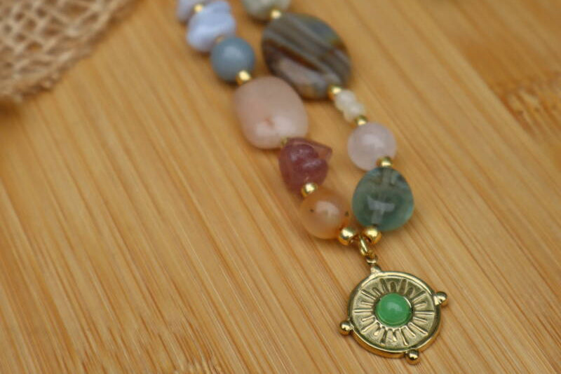 Macramé ketting met edelstenen en zonhanger