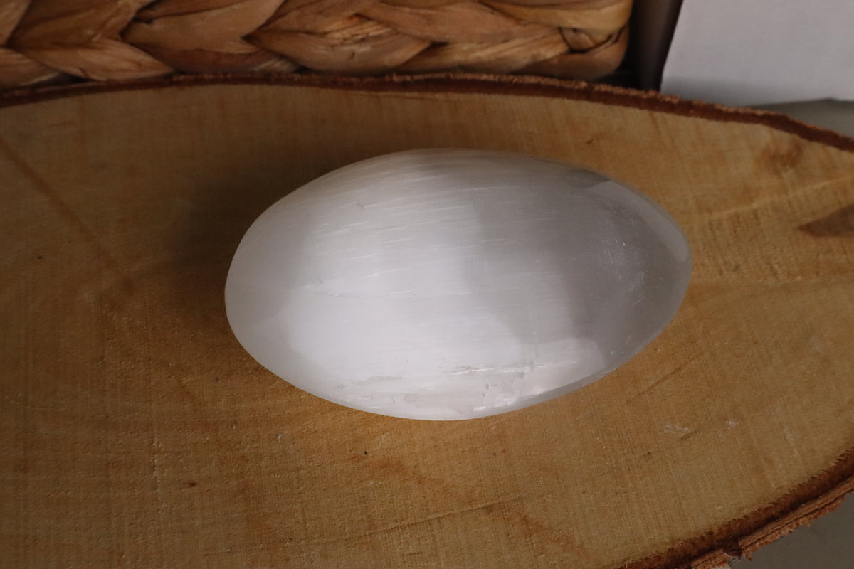 Witte seleniet palmsteen van 90 tot 100 gram met zijdeglans