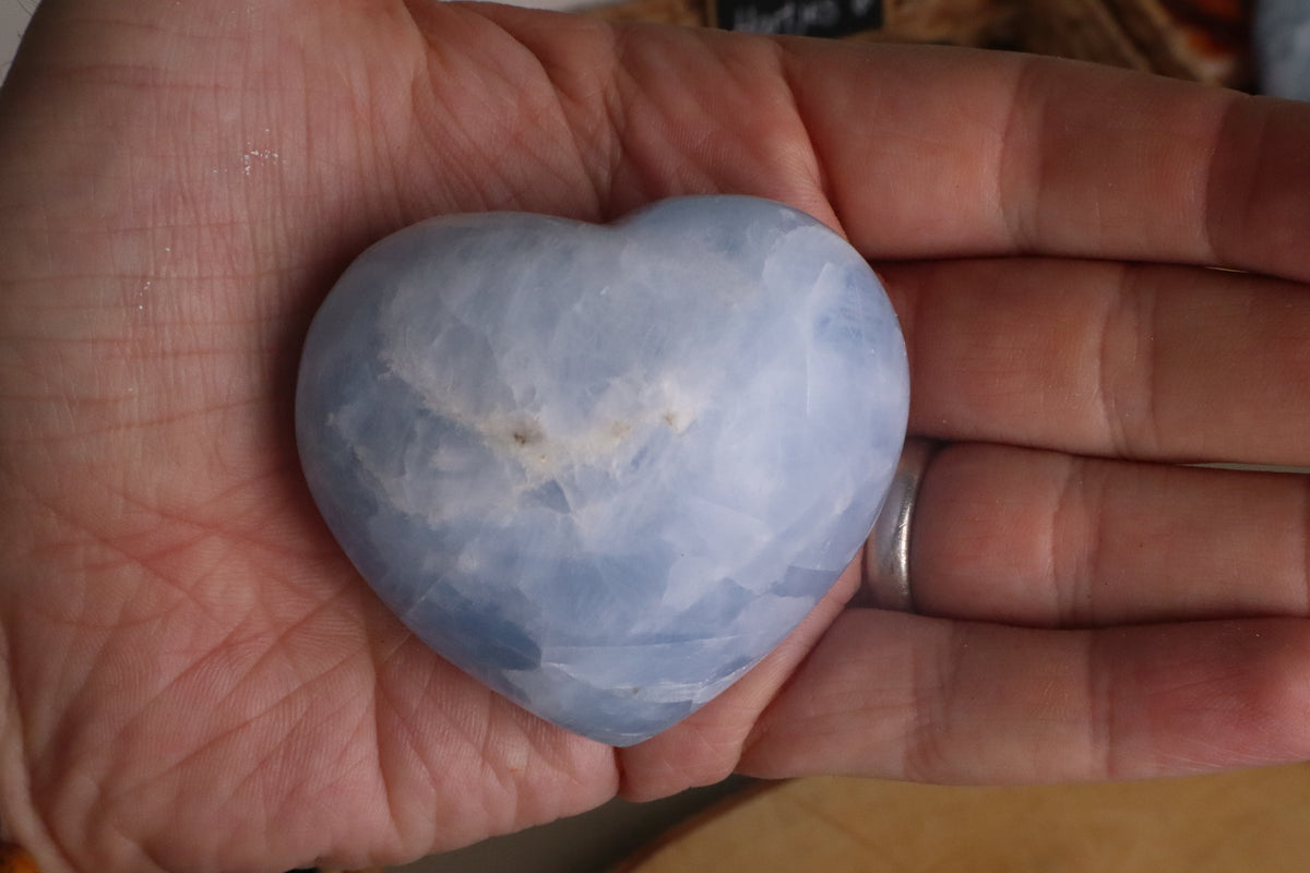 Blauwe calciet hart 175 gr, tweede aanzicht