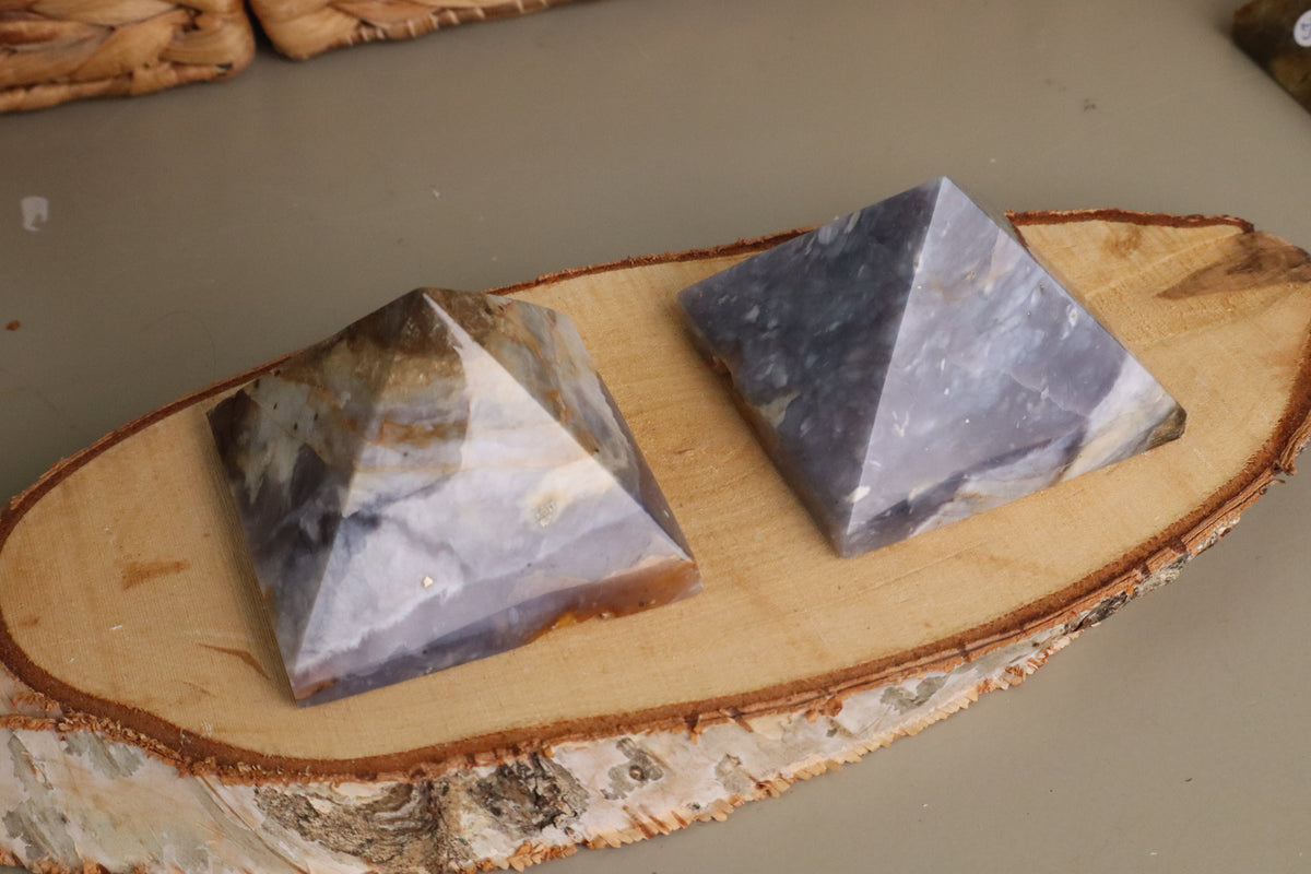 Lichtblauwe chalcedoon piramide van 7 x 7 cm
