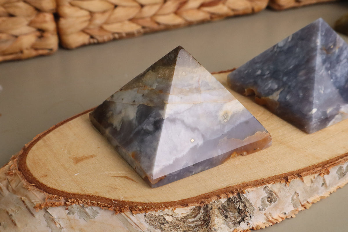 Blauwe chalcedoon piramide, derde aanzicht