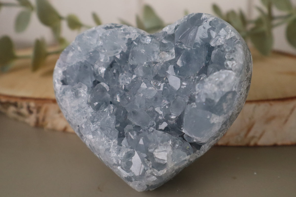 Gepolijst celestien hart van 9 x 7,5 cm, 474 gram