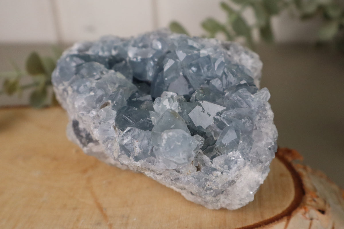 Ruw celestien cluster 812 gram, derde aanzicht